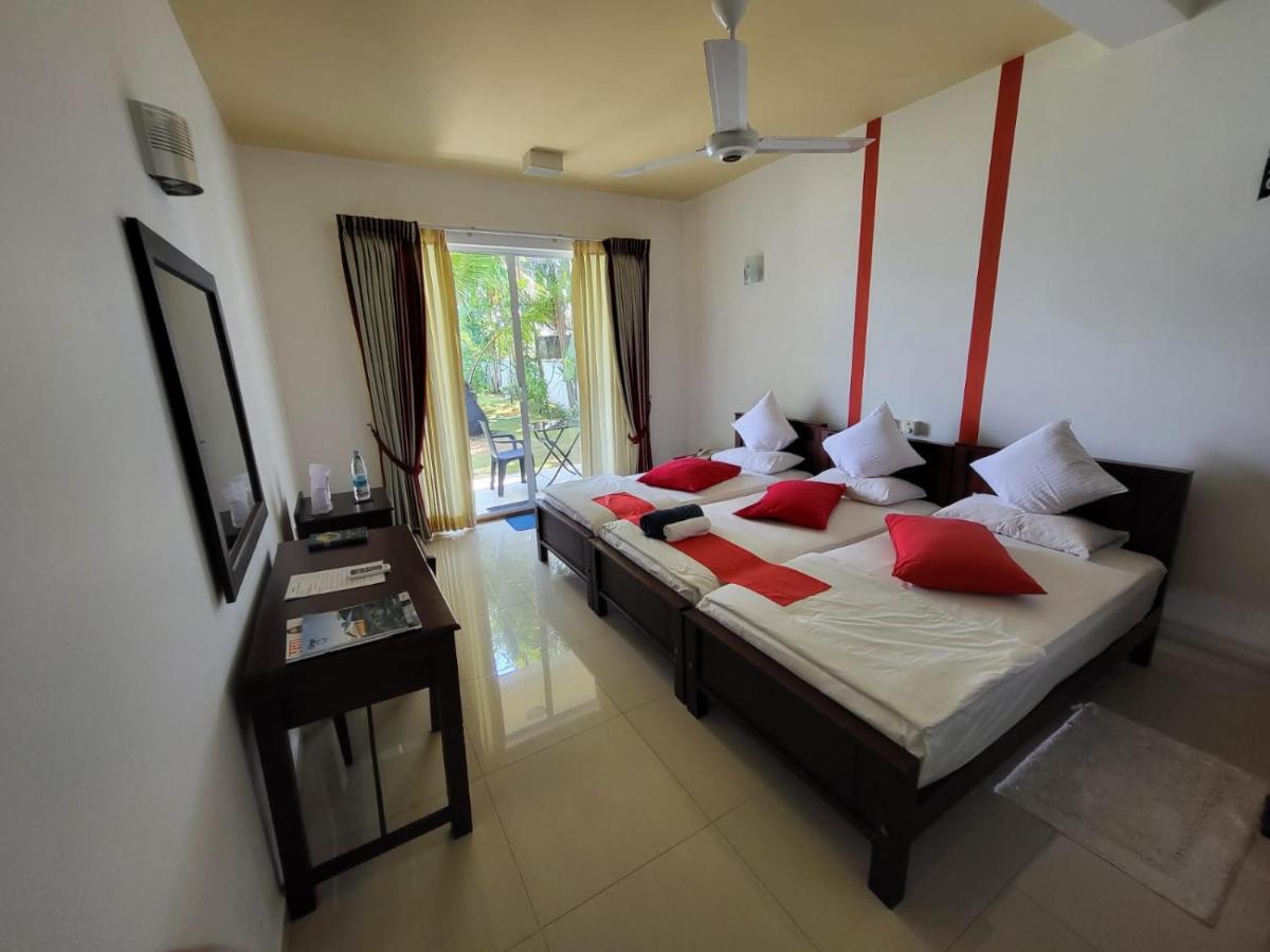 Rainbow Lagoon Resort Negombo Exterior photo
